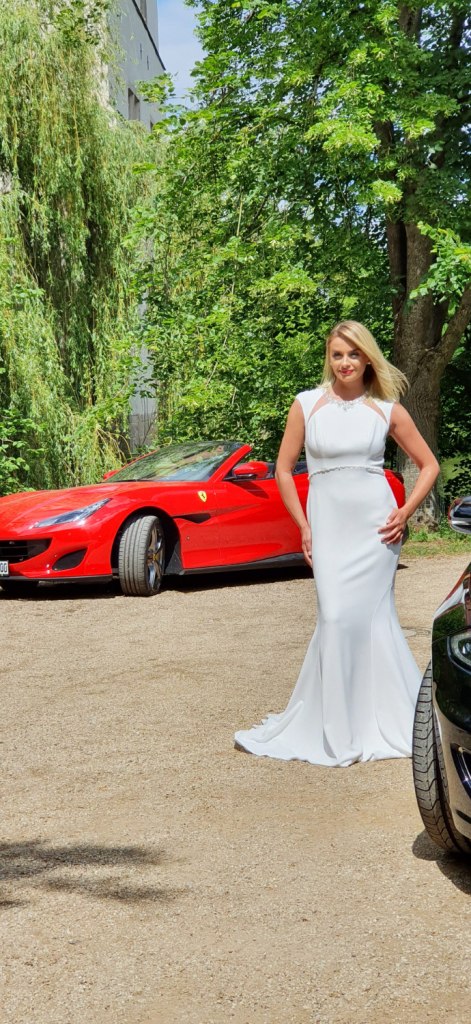 Cut-outs brechen das Oberteil auf und stehen im Kontrast zu dem schlichten Stoff.