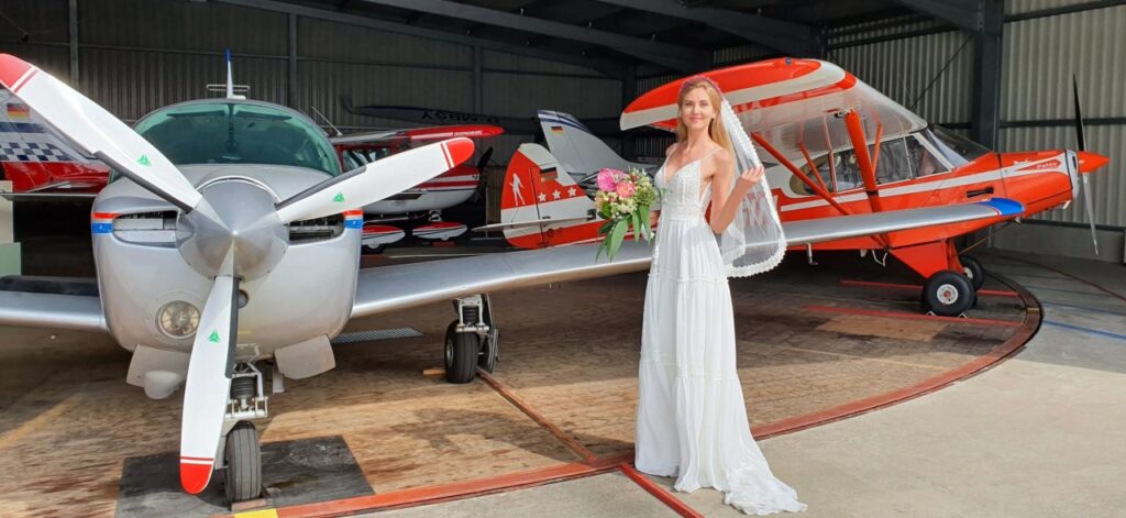 Zarte Eleganz und Leichtigkeit lassen jede Braut strahlen.