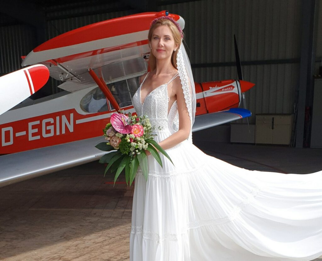 Einzigartige Details und fließende Stoffe machen dieses Brautkleid einzigartig.