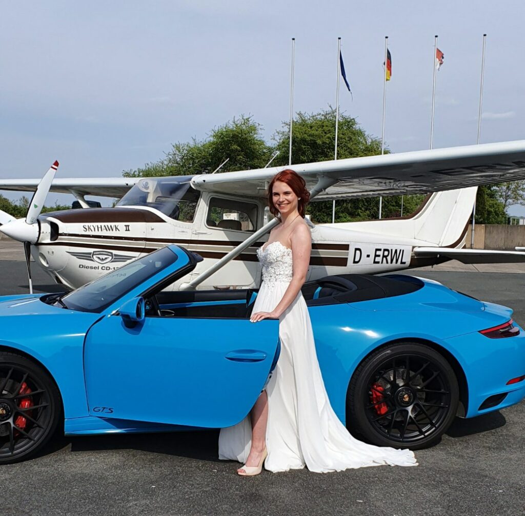 Ein langer Schlitz macht dieses Kleid besonders sexy.