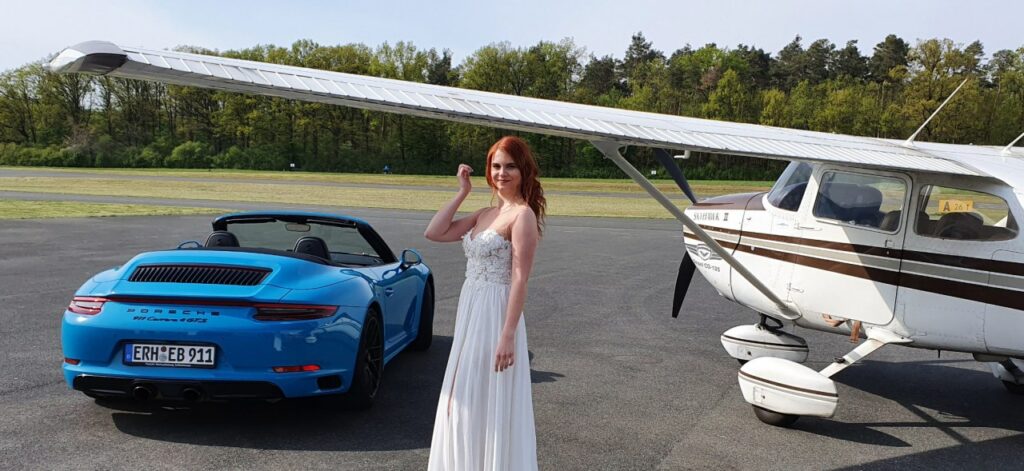 Bei diesem Brautkleid fällt der Rock besonders leicht und passt wunderbar zu der zarten Spitze.