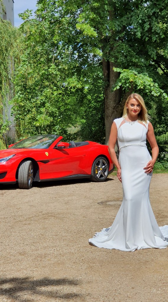 Ein sehr modernes Kleid für die modebewusste Braut.