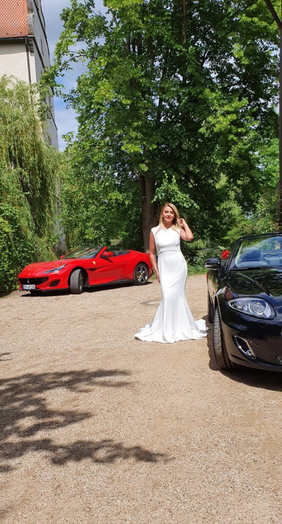 Der geradlinige Fit and Flare Schnitt zaubert eine traumhafte Silhouette.