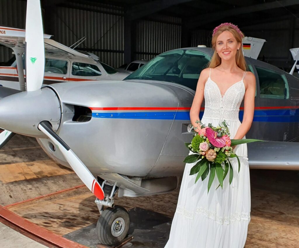 Feine Kordeln verschönern den Ausschnitt und die Träger des Kleides.