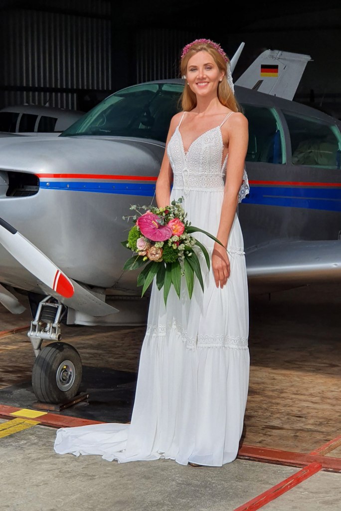 Das Spitzenoberteil harmoniert perfekt mit den fließenden Stoffen des Rocks.