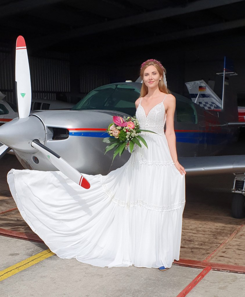 Trotz der langen Schleppe ist dieses Brautkleid besonders leicht und luftig.