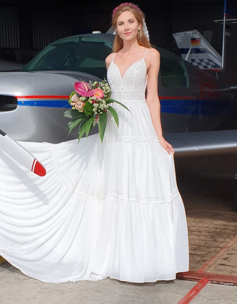 Egal ob Schleier, Blumenkranz oder offene Haare, zu diesem Kleid passt einfach alles.