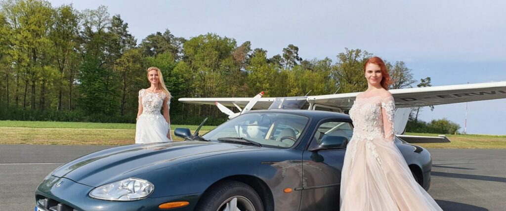 Brautkleider mit Tattoo-Spitze und weit ausgestellten Röcken.