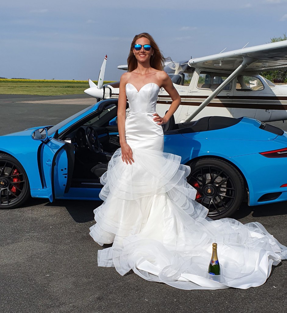 Das herzförmige Dekolleté ist eine wunderschöne Ergänzung zu dem ausgefallenen Rock.