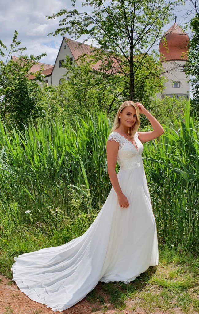 Dieses Brautkleid lässt seine Trägerin strahlen.