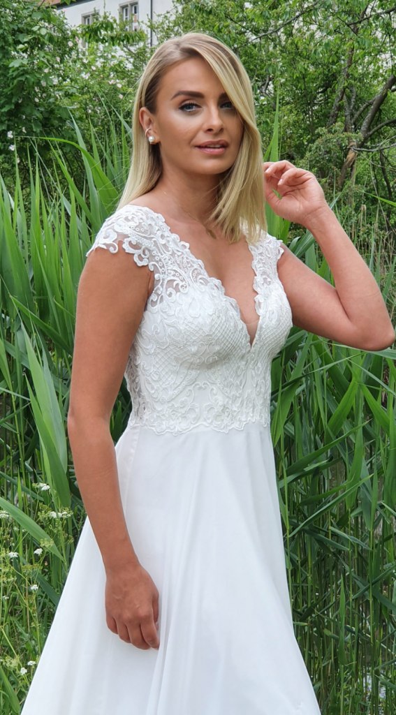 Das Oberteil aus Spitze ist der Hingucker des Kleides.