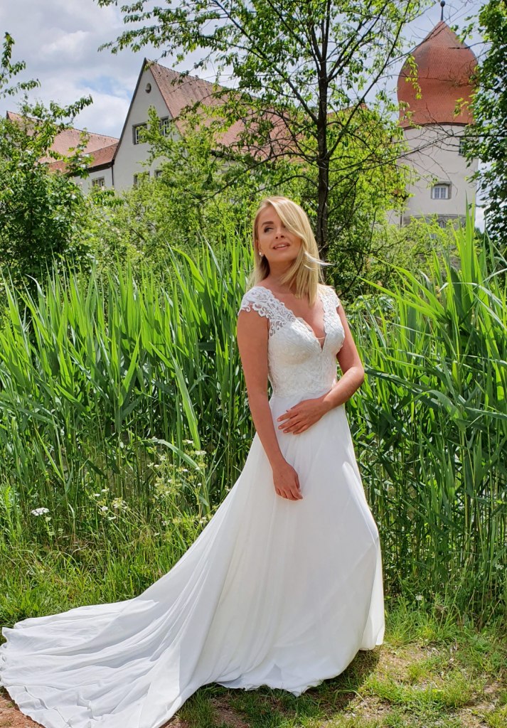 Dieses Brautkleid ist der perfekte Ausdruck von romantischer Eleganz.