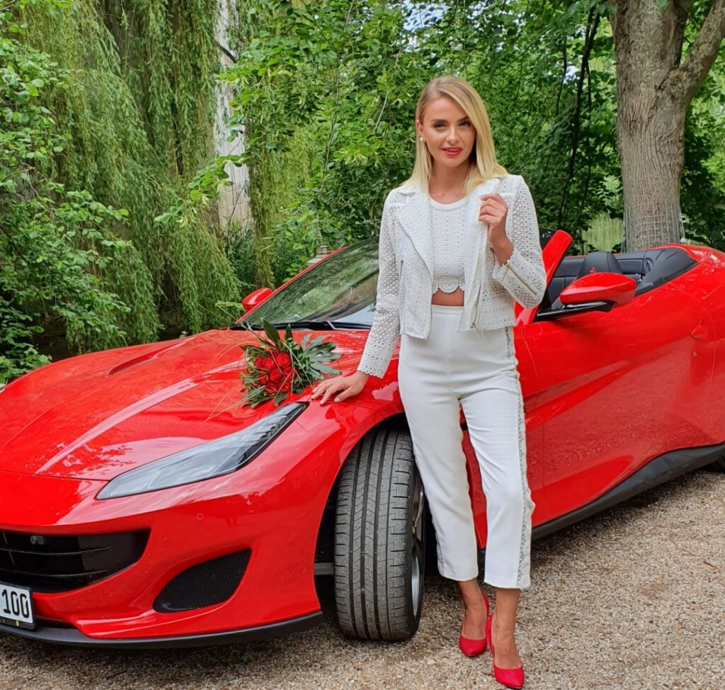 Der hohe Hosenbund und die seitlichen Spitzenbahnen strecken das Bein optisch.