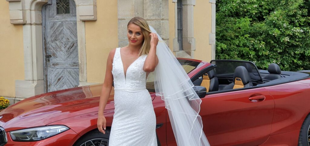 Seitliche Cut-outs strecken den Oberkörper optisch.