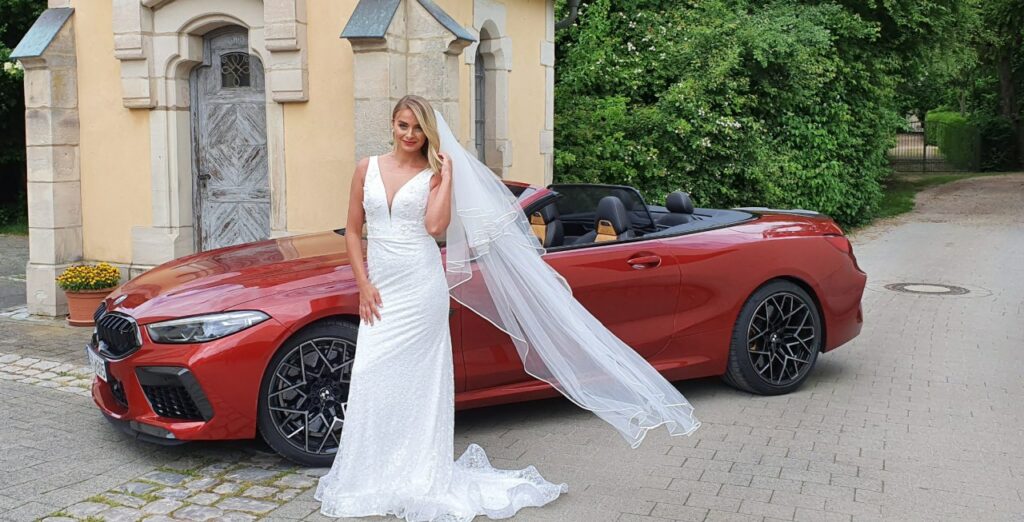 Der gemusterte Stoff zieht sich bis in die Schleppe und erzeugt einen wunderschönen Effekt.