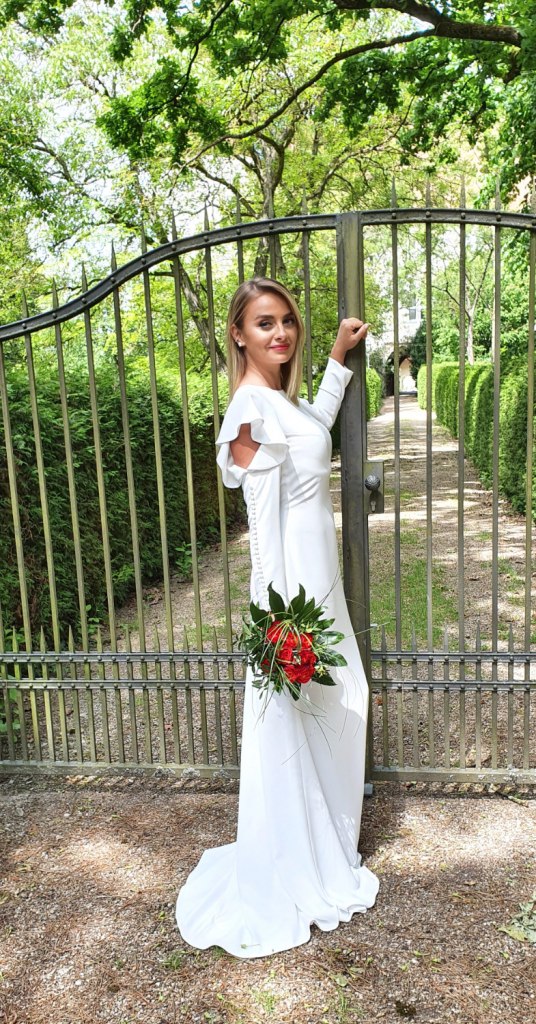 Der Fishtail-Schnitt unterstreicht die wunderschöne Figur der Braut.