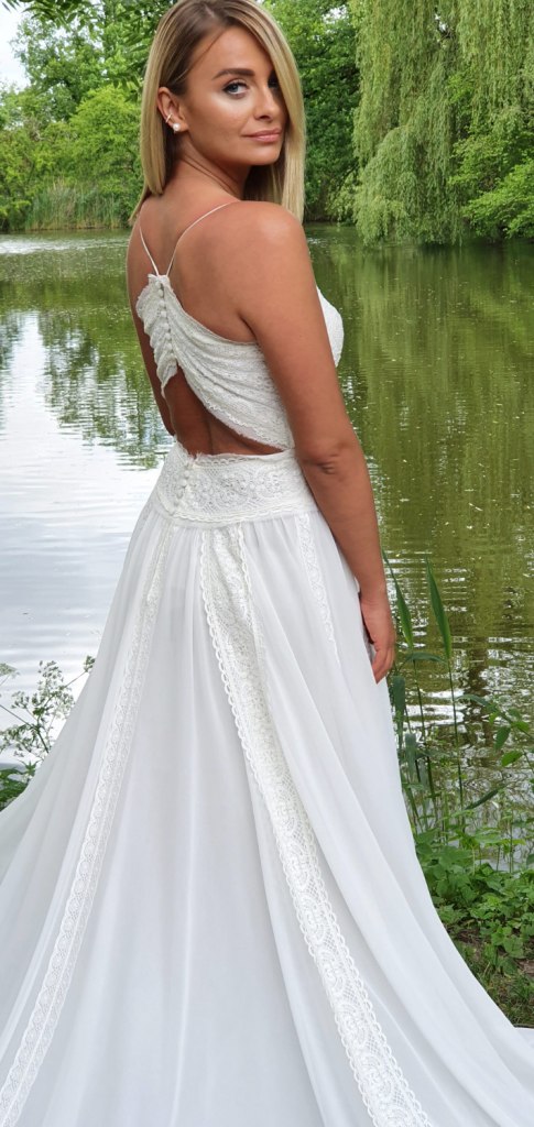 Das Brautkleid ist ein wunderschönes Beispiel des beliebten Boho-Styles.