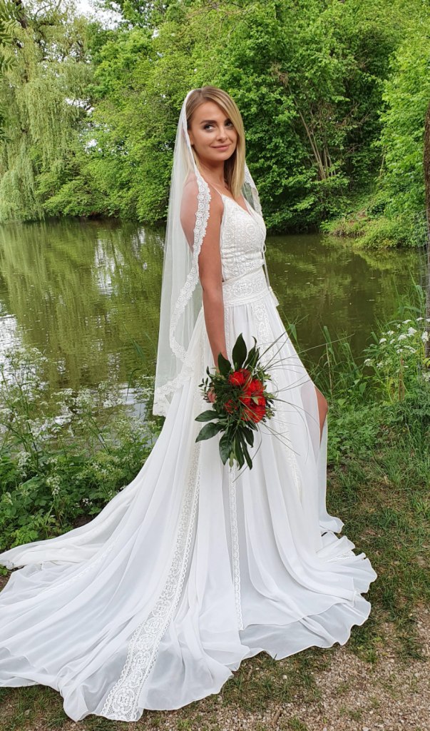 Ein fließender Traum in weiß mit frechem Schlitz.