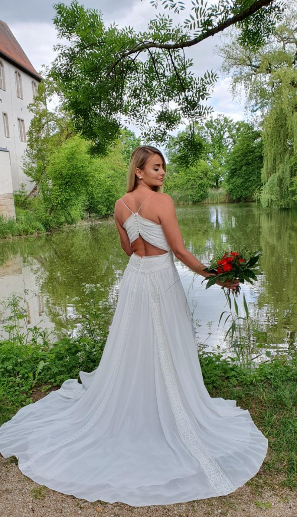 Die fließenden Stoffe fallen luftig leicht und eignen sich optimal für heiße Sommertage.