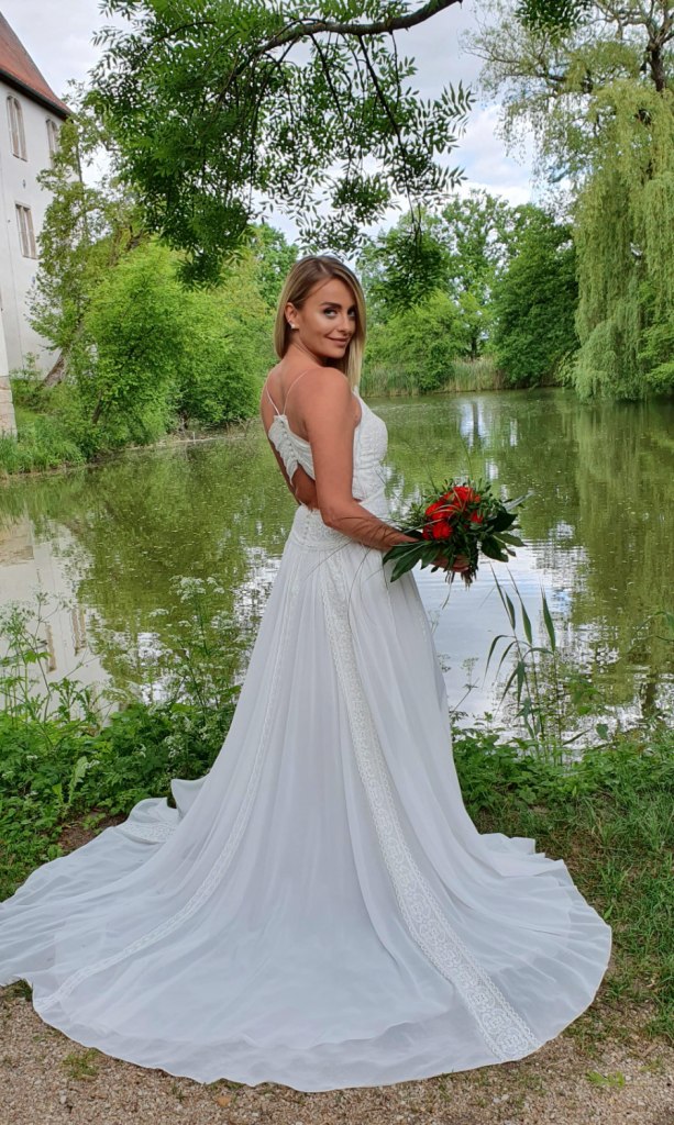 Das Vintage Kleid verleiht jeder Braut Eleganz und Leichtigkeit.