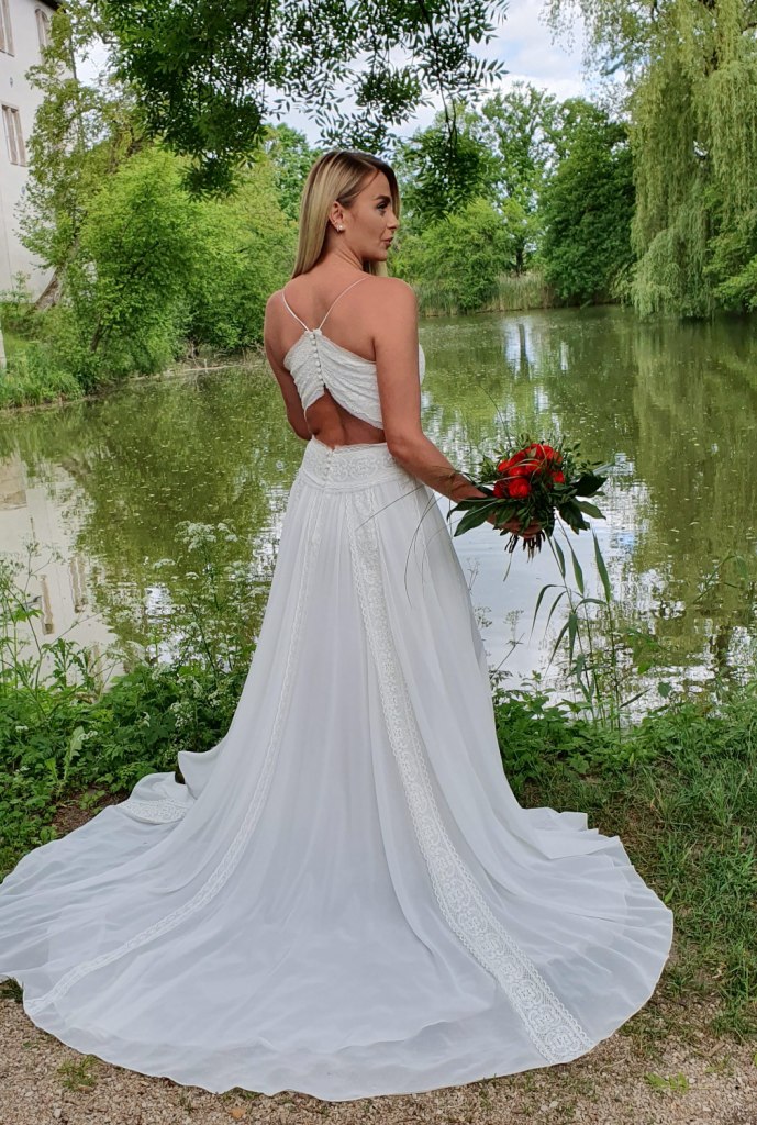 Die Spitzendetails setzen Taille und Rücken perfekt in Szene.