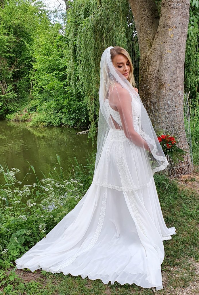 Die dezenten Spitzenbahnen lassen diesen Rock besonders lang wirken.