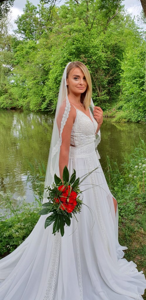 Dieses Boho Brautkleid verzaubert mit traumhaften Spitzendetails.