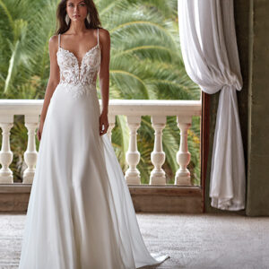 Leichtes Brautkleid mit floraler Spitze und fließendem Rock – Bella Sposa Brautmode Nürnberg