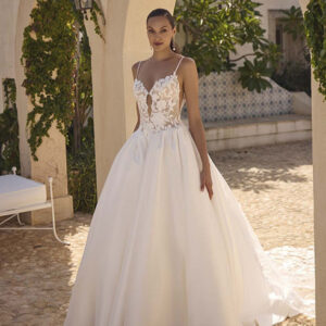Prinzessinnen-Brautkleid mit floraler Spitzen-Corsage und Spaghettiträgern – Bella Sposa Brautkleider Nürnberg
