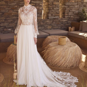 Langärmliges Spitzen-Brautkleid mit floralen Details und Schleppe – Bella Sposa Brautmode Nürnberg