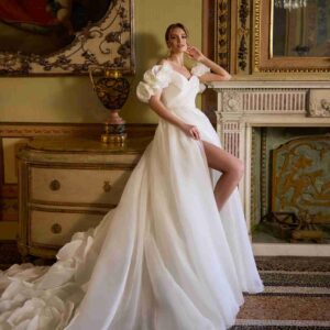 Prinzessinnenhaftes Brautkleid mit Rosendetails an den Ärmeln – Bella Sposa Brautkleider Nürnberg