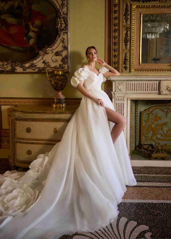 Prinzessinnenhaftes Brautkleid mit Rosendetails an den Ärmeln – Bella Sposa Brautkleider Nürnberg