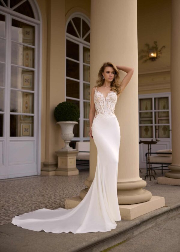 Elegantes, figurbetontes Brautkleid mit Spitze – Bella Sposa Brautkleider Nürnberg