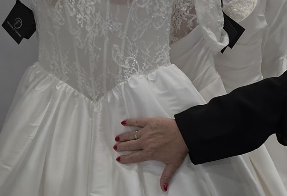 Modernes Brautkleid mit Baskentaille und transparenter Corsage aus Spitze im Designer-Stil für 2026 und 2027