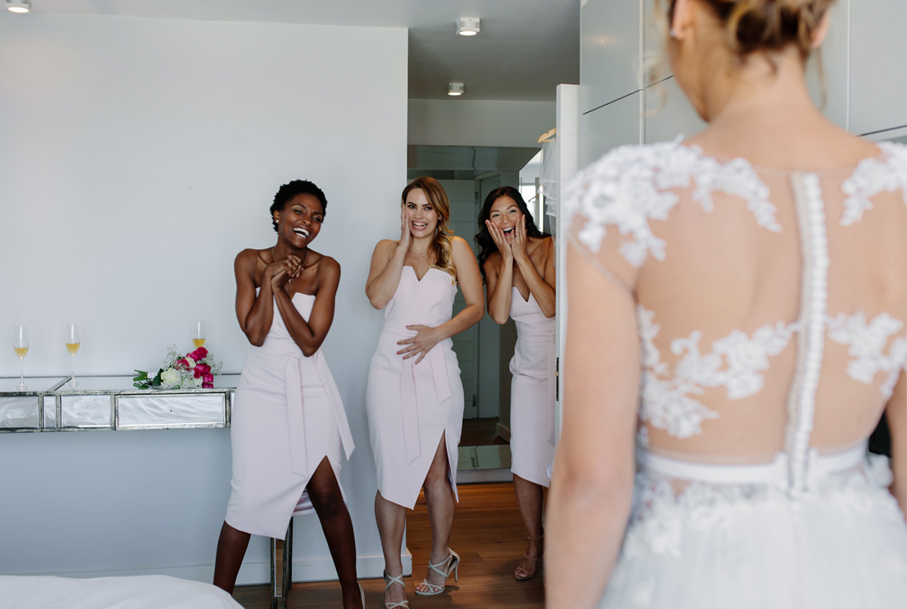Braut aus Erlangen überrascht ihre Brautjungfern mit ihrem Brautkleid von Bella Sposa in Fürth.