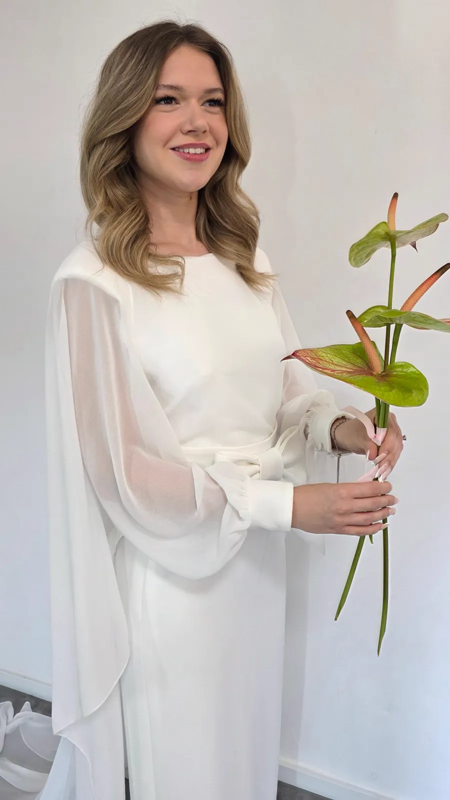Schlichtes Brautkleid aus Crêpe mit Chiffonärmeln, Cape und Schleife fürs Standesamt
